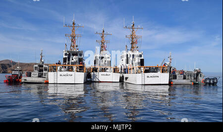 Il Guardacoste Blacktip, Halibut e zattera Blackfin assieme a due Boat-Medium risposta barche dalla Stazione della Guardia Costiera Isole del Canale della Manica e il National Park Service vicino Smuggler's Cove, California, per un memoriale di Senior Chief Petty Officer Terrell E. Horne, Dicembre 2, 2017. La cerimonia ha segnato il quinto anniversario di Horne's passando. (U.S. Coast Guard foto di Sottufficiali di 2a classe di Gregorio L. Martin) Foto Stock