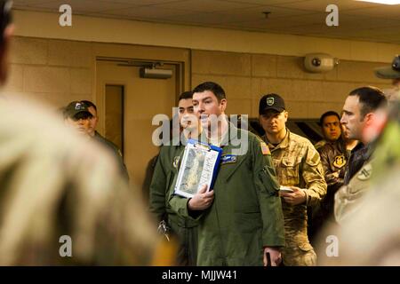 L'operazione Toy Drop 2017 è stata la ventesima esercitazione aerea annuale del Randy Oler Memorial condotta a Pope Field, Carolina del Nord, il 2 dicembre 2017. L'immagine d'archivio documenta un ufficiale dell'Aeronautica militare statunitense del 910th Airlift Wing che presenta informazioni sulla Sicily Drop zone a supporto del salto aereo multinazionale. La stampa fotografica storica registra la pianificazione operativa all'interno del più grande evento di addestramento aereo combinato a livello mondiale. Foto Stock