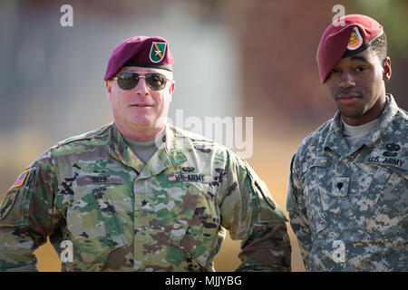 Brig. Gen. Richard Sele, vice comandante generale dell'U.S. Esercito degli affari civili e le operazioni psicologiche il comando (Airborne) insieme con gli Stati Uniti Paracadutista esercito Spc. Dario Davis del 982nd combattere la telecamera (Airborne) pone per l'opportunità di scattare foto durante il ventesimo annuale di Randy Oler Memorial il funzionamento del giocattolo Drop, ospitato da USACAPOC(A), Dicembre 4, 2017 a MacKall Army Airfield, North Carolina. Il funzionamento del giocattolo Drop è la più grande del mondo di combinata airborne operazione con otto partner paracadutisti nazione partecipante e soldati consente la possibilità di allenarsi sul loro militari professionali di specialità, m Foto Stock