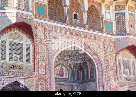 Colorato porta al Forte Amber nel Rajasthan, India Foto Stock