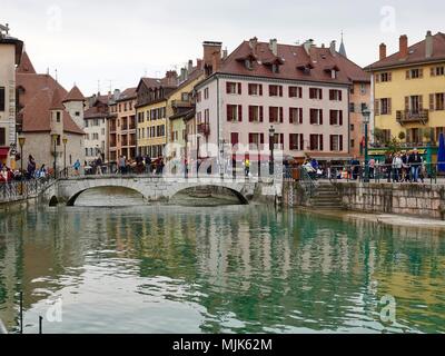 Turisti, visitatori, nella zona vecchia città alpina Annecy, Francia con architettura storica, acqua e ponte. Primavera ad Annecy. Foto Stock