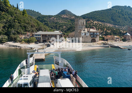 Il traghetto da Ouranoupoli avvicinandosi al punto di sbarco per il monastero di Zografou sulla costa sud ovest della penisola di Athos, Macedonia, settentrionale G Foto Stock