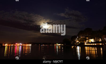 Holiday resort in Porec sotto la luna piena Foto Stock