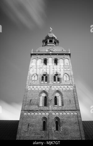 Una lunga esposizione in bianco e nero girato di Riga Cupola del Duomo Torre vista verso l'alto con il movimento delle nuvole. Foto Stock