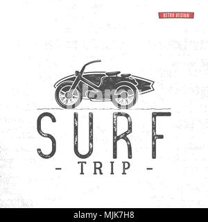 Surf Trip concetto estate surf retrò badge. Spiaggia surfer emblema , motocicletta banner all'aperto. Icona del surfista design. Per l'estate logotipo, etichetta brochure di partito. Magazzino Foto Stock