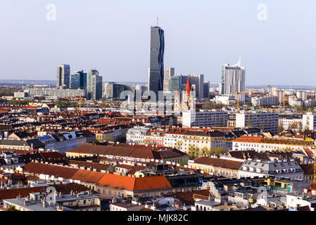 Vista su Vienna con skyline di Donau Danubio - centro città in background Foto Stock