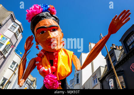 L'annuale Festival di Brighton oggi avviato con il tradizionale per bambini tenda Parade-raiser, messo su da tutte le scuole locali. Questo anni valutazione Direct Foto Stock