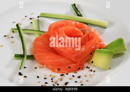 Materie filetto di salmone sulla piastra bianca Foto Stock