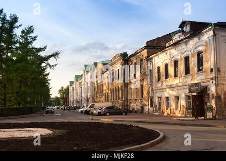 Ekaterinburg, Russia - Giugno, 02,2016: Vista di Gorky street vicino alla città di stagno in serata d'estate. Foto Stock