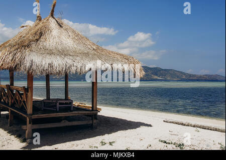 Gazebo in legno con foglie di palmo sulla spiaggia sabbiosa isola tropicale Foto Stock