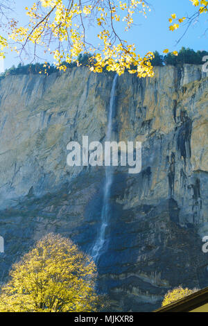 La Caduta Staubbach, cascata vicino al villaggio di Lauterbrunnen in autunno, Berner Oberland, Svizzera Foto Stock