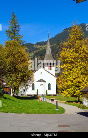 Chiesa tradizionale del villaggio nella valle di Lauterbrunnen in autunno, Berner Oberland, Svizzera Foto Stock