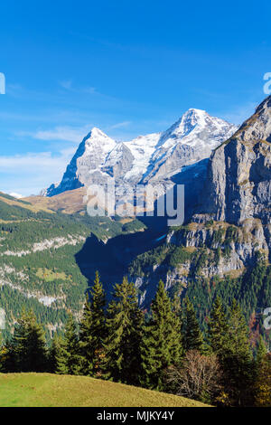 Eiger, Monaco e Jungfrau montagne nelle Alpi come si vede dal villaggio Murren, Berner Oberland, Svizzera Foto Stock