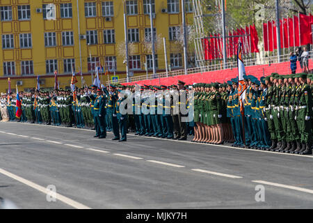 SAMARA - maggio 5: Prove abito di parata militare durante la celebrazione della Giornata della vittoria nella Grande Guerra Patriottica - soldati russi in piedi sul Foto Stock