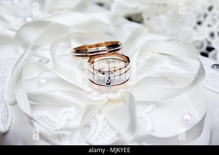 Nozze. Il decor. Sposa scarpe, un bellissimo mazzo di nozze, anelli, boutonniere e gioielli sono splendidamente steso su un grigio Sfondo di legno. Top v Foto Stock