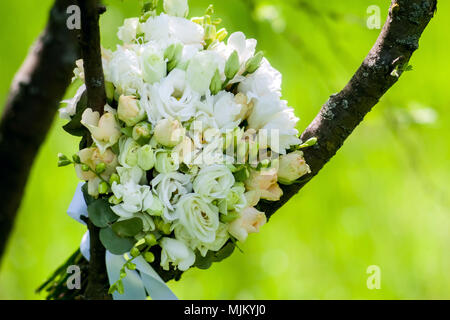 Nozze. Il decor. Sposa scarpe, un bellissimo mazzo di nozze, anelli, boutonniere e gioielli sono splendidamente steso su un grigio Sfondo di legno. Top v Foto Stock