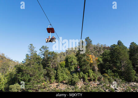 Launceston, Australia: Marzo 31, 2018: turisti ride la seggiovia al di sopra del primo bacino a Cataract Gorge a Launceston, la Tasmania. Foto Stock