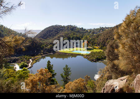 Cataract Gorge con la piscina pubblica e area famiglia accanto al primo bacino sulla South Esk a Launceston, la Tasmania. Foto Stock