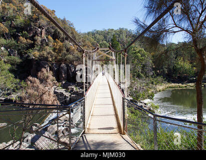 Launceston, Tasmania, Australia: Marzo 31, 2018: turisti attraversate la passerella del fiume Esk a Cataract Gorge. La zona è un parco nazionale Foto Stock