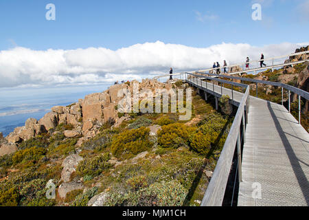 Hobart, Tasmania, Australia: Marzo 28, 2018: turisti godetevi le viste di Hobart dal pinnacolo punto di osservazione sulla vetta del Monte Wellington. Foto Stock