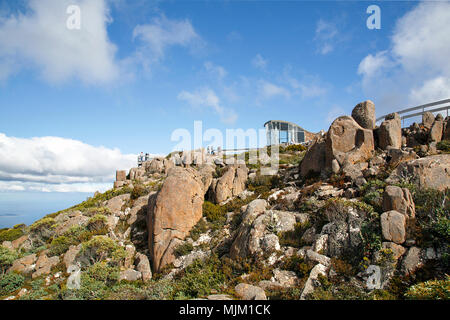 Hobart, Tasmania, Australia: Marzo 28, 2018: turisti godetevi le viste di Hobart dal pinnacolo punto di osservazione sulla vetta del Monte Wellington. Foto Stock