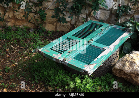 Un di legno porta verde dopo essere stato verniciato di verde. Foto Stock