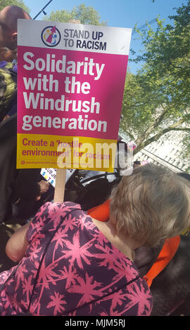 I membri del gruppo della Campagna si levano in piedi contro il razzismo durante una manifestazione su Whitehall che chiede la fine di un 'ambiente ostile', mentre la gente ha anche cantato che il primo ministro Theresa May dovrebbe essere deportato, A cui hanno partecipato anche i membri della generazione Windrush e le loro famiglie e la segretaria di casa ombra Diane Abbott non nella foto). Foto Stock