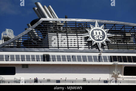 I passeggeri a bordo della MSC Meraviglia come è ancorato a Dublino durante la fanciulla chiamata per la città. A 315 metri di lunghezza e 65 metri di altezza la nave può contenere 5.700 ospiti rendendo la più grande nave da crociera (dalla capacità passeggeri) per ancorare in Irlanda. Foto Stock