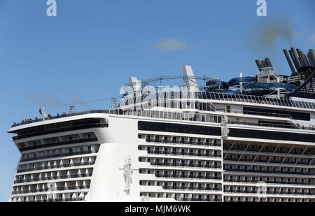 I passeggeri a bordo della MSC Meraviglia come è ancorato a Dublino durante la fanciulla chiamata per la città. A 315 metri di lunghezza e 65 metri di altezza la nave può contenere 5.700 ospiti rendendo la più grande nave da crociera (dalla capacità passeggeri) per ancorare in Irlanda. Foto Stock