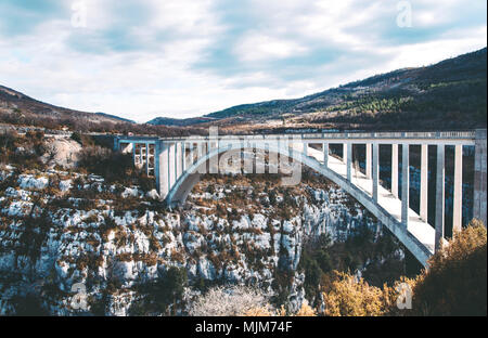 Incredibile ponte de Chaulere oltre il fiume Artuby nelle Gorges du Verdon, Francia. Foto Stock