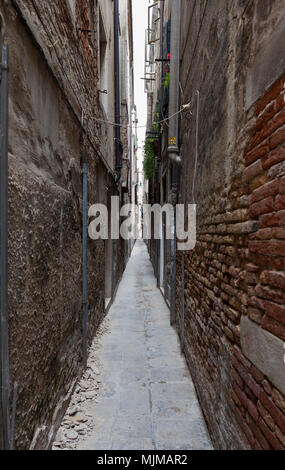 Stretto vicoletto a Venezia Foto Stock