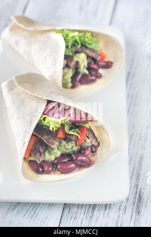 Burrito sulla piastra bianca Foto Stock