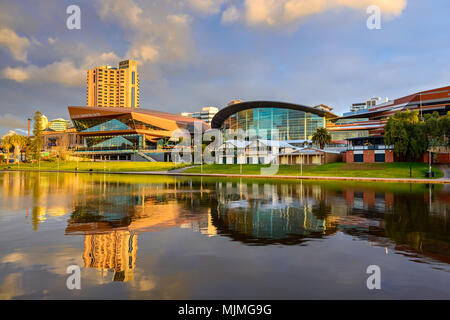 Adelaide, Australia - 27 agosto 2017: Adelaide skyline della città si riflette nel fiume Torrens in Elder Park al tramonto Foto Stock