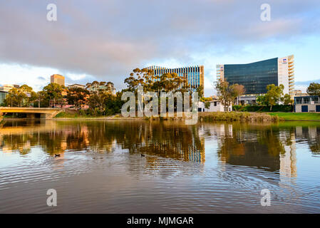 Adelaide, Australia - 27 agosto 2017: Università di Adelaide e UniSA edifici vista lungo fiume Torrens al tramonto Foto Stock