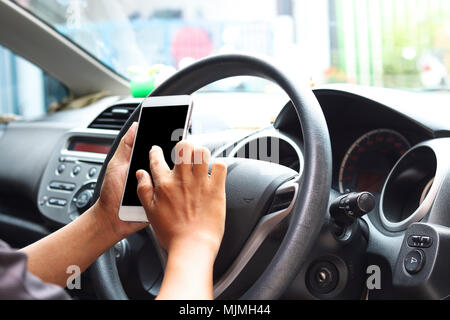 L'uomo usa il telefono e alla ricerca sulla schermata vuota di mobilephone, concetto come modo cercando di strada a causa del traffico, lavorando in auto, chiamata vdo e wiresl Foto Stock