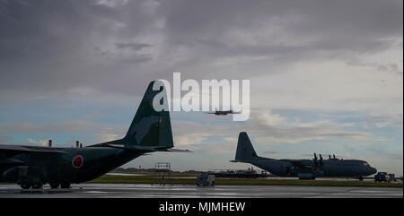 L'operazione Christmas Drop è un programma di trasporto aereo umanitario con base nel Pacifico gestito dalla United States Air Force e dalle nazioni partner. L'8 dicembre 2017, i C-130 di tre forze aeree furono allineati lungo l'aeroporto di Andersen Air Force base, Guam, prima che i rifornimenti fossero consegnati. L'immagine di archivio documenta gli aeromobili da trasporto multinazionali configurati per le operazioni di rifornimento a isola. Foto Stock