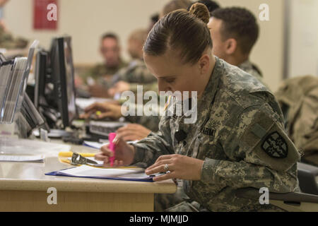 Spc. Rebecca Pletcher, 7250th Medical Unità di supporto, elabora un soldato durante il soldato elaborazione Readiness a Fort Belvoir Comunità Ospedale, Dic 10, 2017. Il 7250th è stato creato per il plug-in in diverse strutture mediche sia CONUS e OCONUS ed è parte della riserva di esercito Comando medici. In 2016, ARMEDCOM completato un HQDA-trasformazione diretta, aumentando da 76 a oltre 100 unità. (U.S. Foto dell'esercito da Staff Sgt. Felix R. Fimbres) Foto Stock