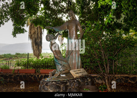 La scultura in bronzo di Gesù e di Pietro nel giardino della chiesa del Primato di Pietro sulla costa del mare di Galilea, Tabgha, Israele Foto Stock