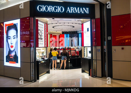 Giorgio Armani negozio di lusso con gli amanti dello shopping al centro commerciale di Shenzhen, Cina Foto Stock