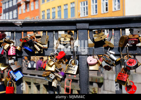 Copenhagen, Danimarca - 24 agosto 2017: In il corrimano in corrispondenza del ponte Nyhavnsbroen a Nyhavn, vi sono bloccati lucchetti come simbolo dell'amore. Foto Stock