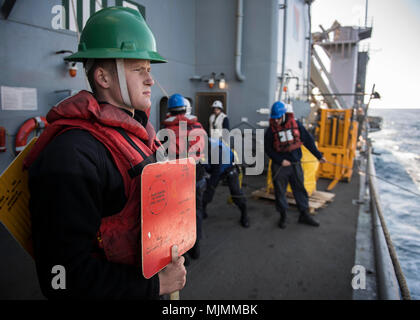 171211-N-TJ319-0019 OCEANO ATLANTICO (dec. n. 11, 2017) marinaio Ryan Boddie si erge come un segnalatore durante una a fianco di rifornimento collegato (CONREP) con la flotta di rifornimento USNS oliatore Big Horn (T-AO 198) a bordo del dock landing ship USS Oak Hill (LSD 51). Oak Hill recentemente completato composito combinato unità di addestramento esercizio ed è in corso la preparazione per la sua distribuzione programmata nei primi mesi del prossimo anno. (U.S. Foto di Marina di Massa lo specialista di comunicazione di terza classe Jessica L. Dowell) Foto Stock