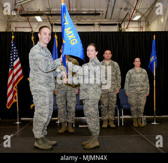 Lt. Col. Christine L. banche riceve la 157gruppo Manutenzione guidon dal Lt. Col. Brian R. Jusseaume, la 157MXG commander, durante un cambio del comando cerimonia tenutasi il 2 dicembre 2017, a Pease Air National Guard Base, N.H. Le banche ha assunto il comando della 157Manutenzione aeromobili squadrone. (N.H. Air National Guard photo by Staff Sgt. Kayla Rorick) Foto Stock