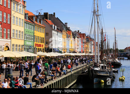 Copenhagen, Danimarca - 24 agosto 2017: Vista della zona con i ristoranti di Nyhavn. Foto Stock