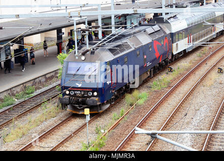 Copenhagen, Danimarca - 24 agosto 2017: un treno passeggeri con un blu classe DSB ME locomotiva diesel-elettriche nella parte anteriore al Vestport railroad st Foto Stock