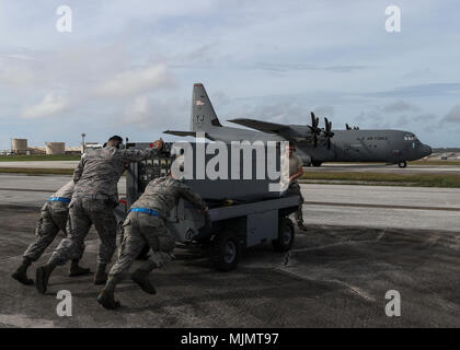 Il 374th Aircraft Maintenance Squadron è un componente del 374th Airlift Wing della United States Air Force con sede presso la Yokota Air base, in Giappone. L'operazione Christmas Drop è una missione umanitaria di trasporto aereo del Pacifico di lunga data. Questa immagine d'archivio documenta il personale dello squadrone che sposta le attrezzature di alimentazione a terra durante i preparativi pre-sortita presso Andersen Air Force base, Guam, il 14 dicembre 2017. Foto Stock