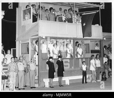 Il personale di base e la famiglia Sorensen onore Capt. M. A. Sorensen durante la rinomina del Nebo campo atletico in suo nome nel settembre 1953. Foto Stock
