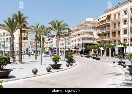 Alcudia, Mallorca, Spagna. 2018. Lungomare busniesses in questo nord Alcudia holiday resort Foto Stock
