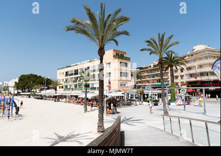 Alcudia, Mallorca, Spagna. 2018. Lungomare busniesses in questo nord Alcudia holiday resort Foto Stock