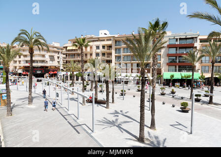 Alcudia, Mallorca, Spagna. 2018. Lungomare busniesses in questo nord Alcudia holiday resort Foto Stock