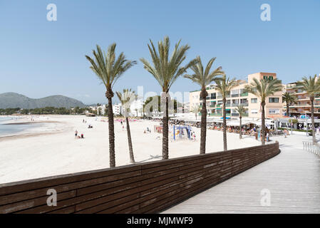 Alcudia, Mallorca, Spagna. 2018. Lungomare busniesses in questo nord Alcudia holiday resort Foto Stock